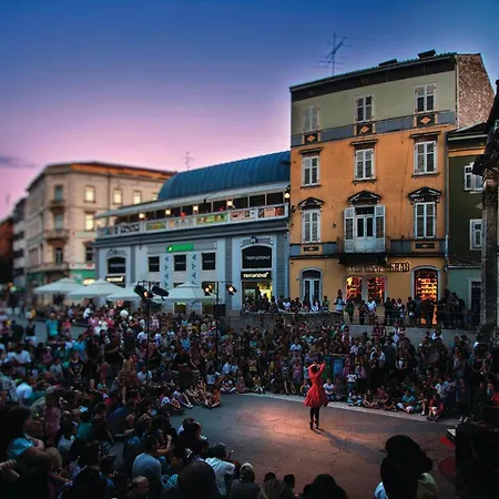 Appartement In With Kitchen Pula