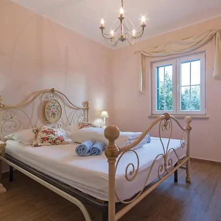 Appartement In With Kitchen Pula