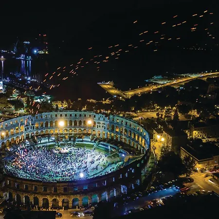 In With Kitchen 풀라