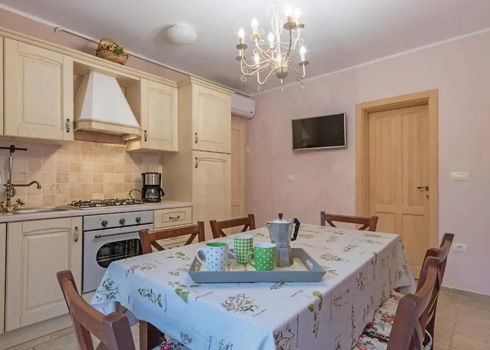 Nice Apartment In Pula With Kitchen Apartment *