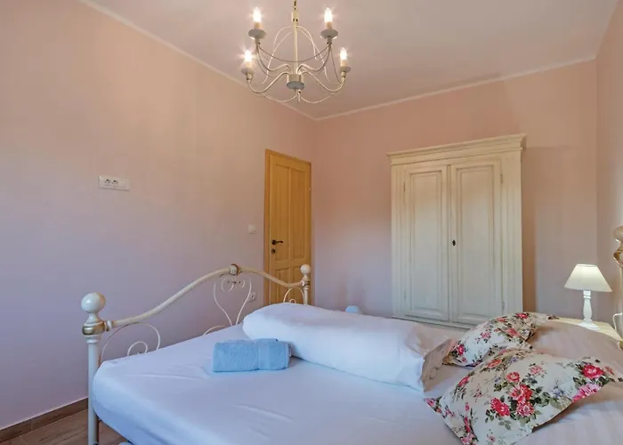 Nice Apartment In Pula With Kitchen *