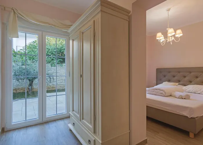 Nice Apartment In Pula With Kitchen *