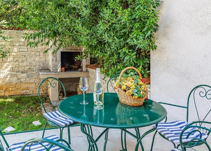 Nice Apartment In Pula With Kitchen Apartment *